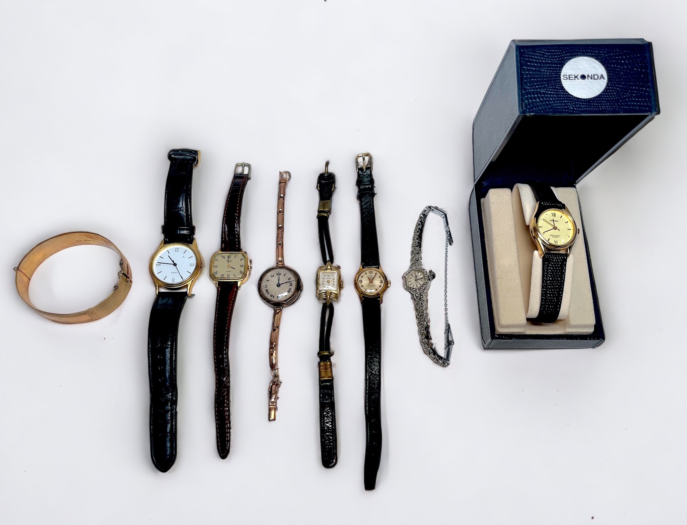 A small collection of assorted wristwatches including a 9ct gold cased example with Roman numerals