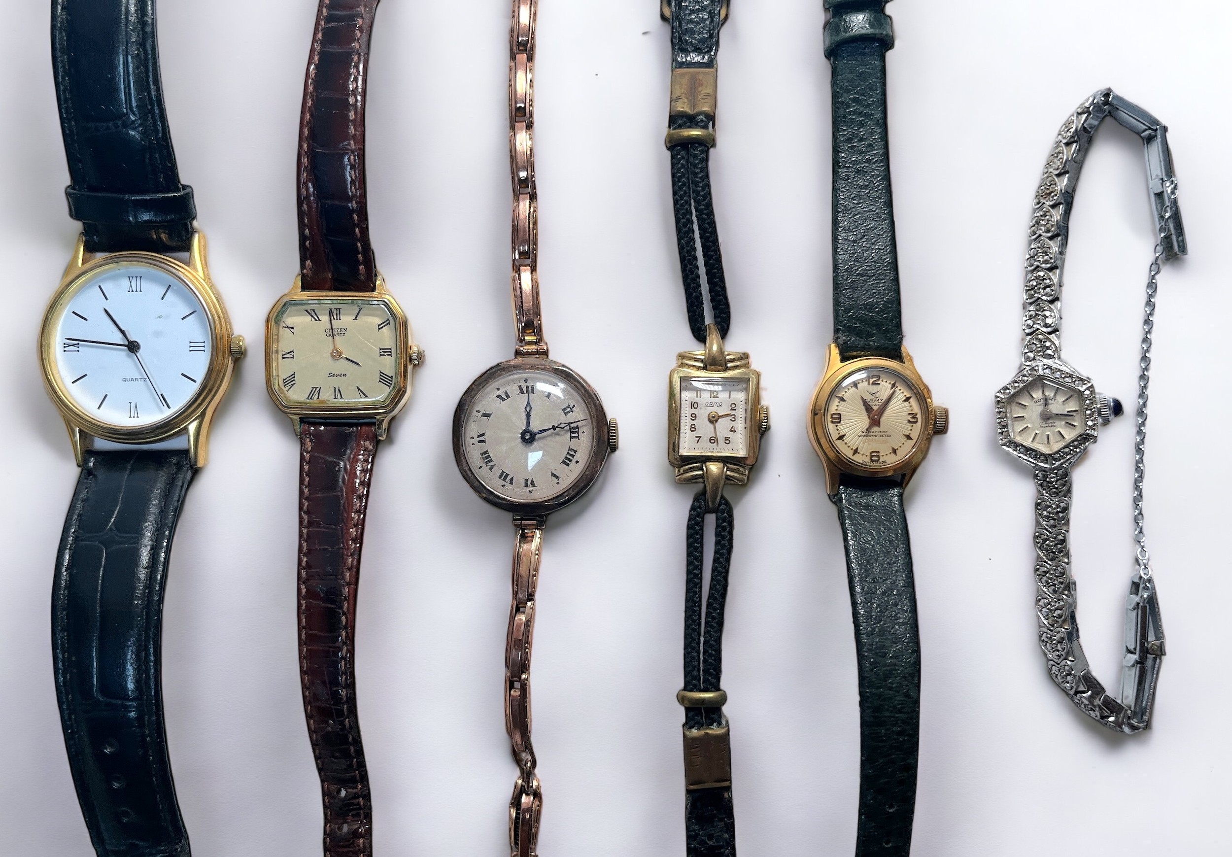 A small collection of assorted wristwatches including a 9ct gold cased example with Roman numerals - Image 3 of 3