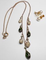 A 9ct yellow gold necklace, drop-set with 3 x green, and 4 x cream baroque stones, in a gold foliate