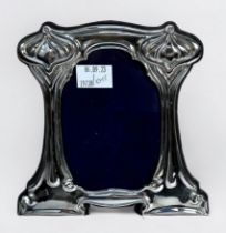 A continental .800 grade silver Art Nouveau easel picture frame, 18cm tall