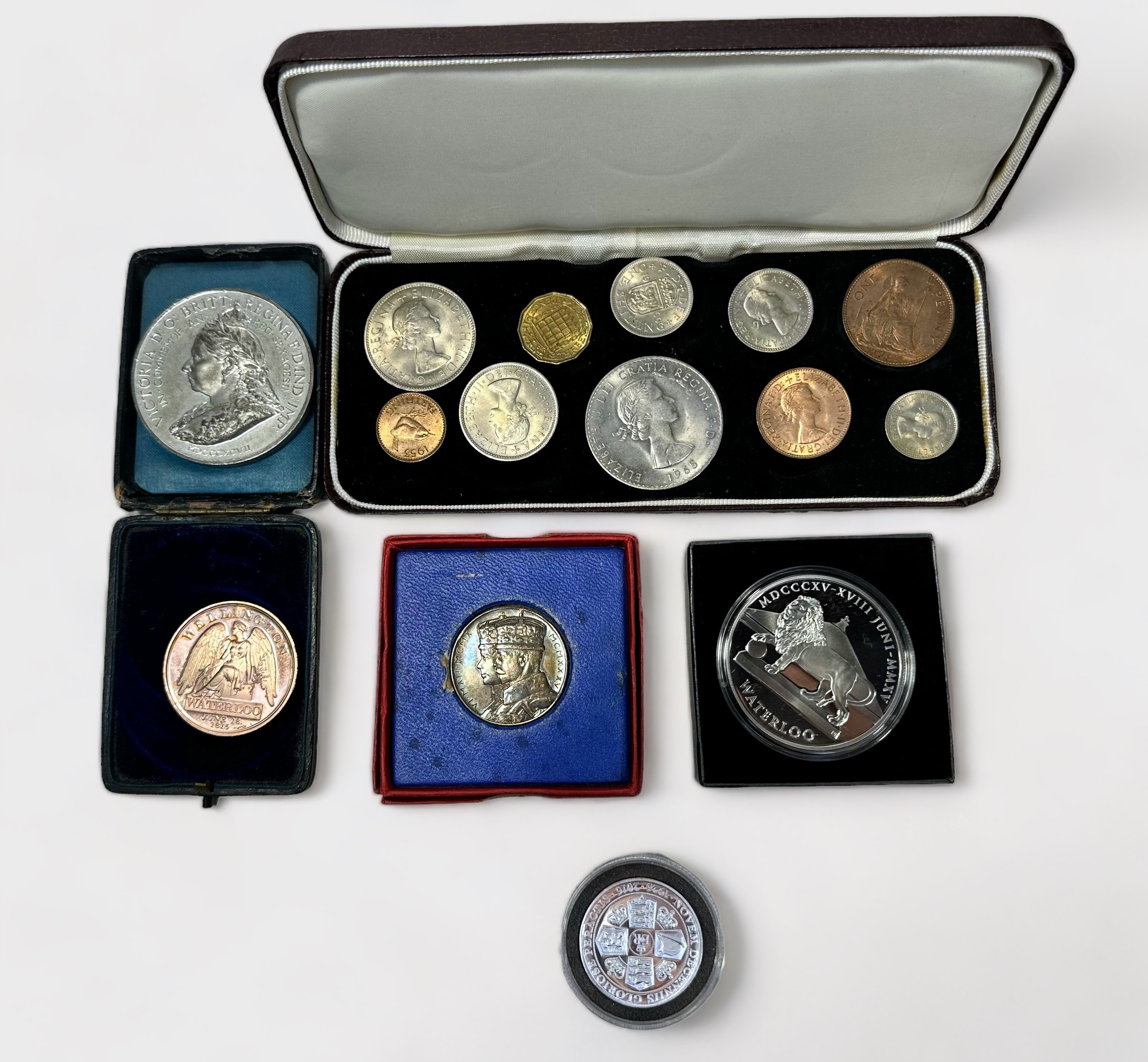 A Waterloo medallion, Ltd edition, bronze layed with pure platinum, in clear plastic capsule, box