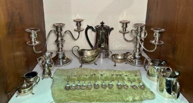 A set of twelve silver Old English pattern coffee spoons, Sheffield, 1922, 168g, together with a