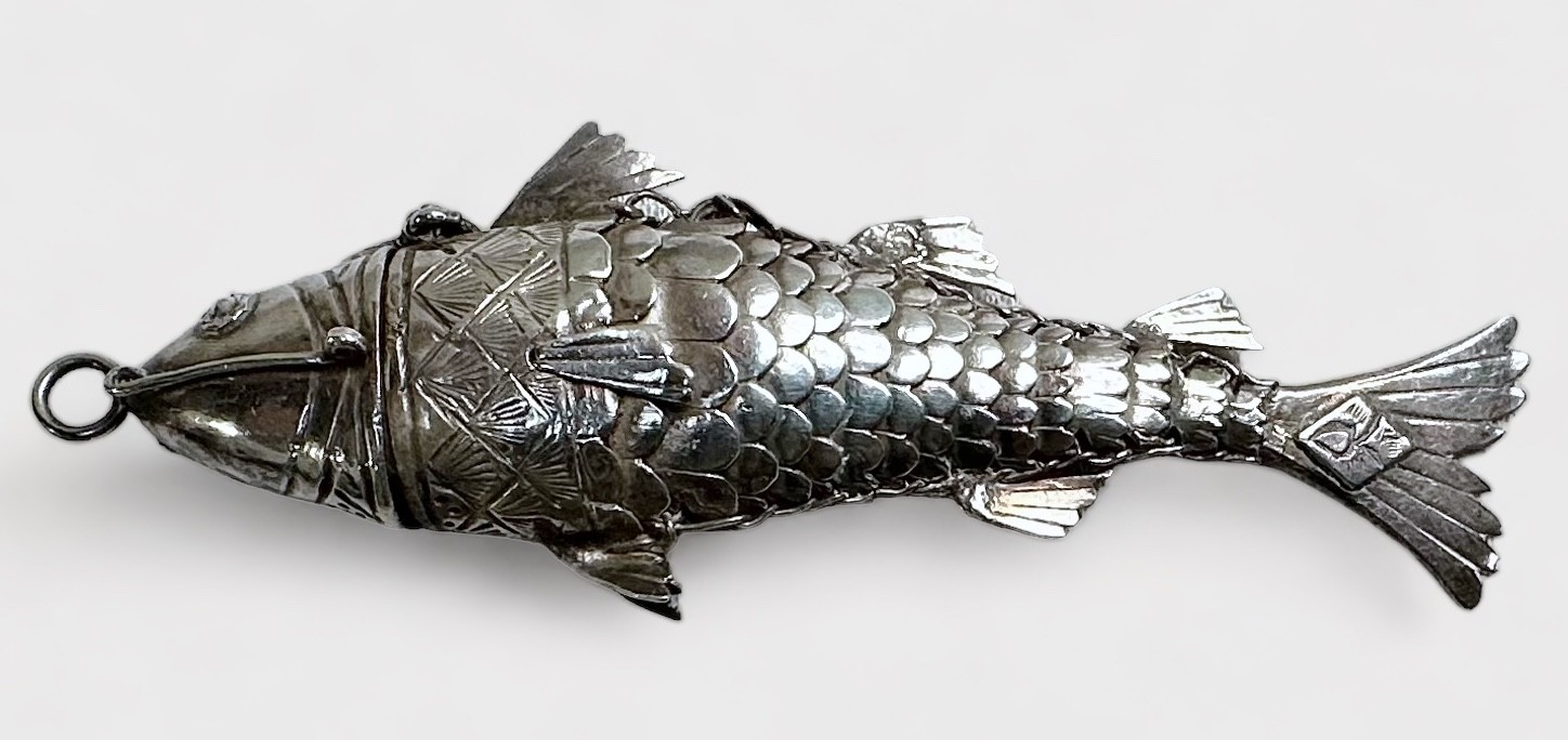 A small quantity of assorted silver, comprising, a silver (tests as .800 or above) articulated fish, - Image 2 of 2