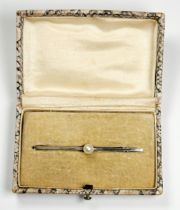 A 14ct gold and platinum bar brooch, set with single pearl to the centre, weighs 3.2 grams.