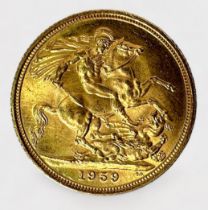 An ERII 1959 Gold Sovereign, Obverse Mary Gillick first portrait, 8.00g