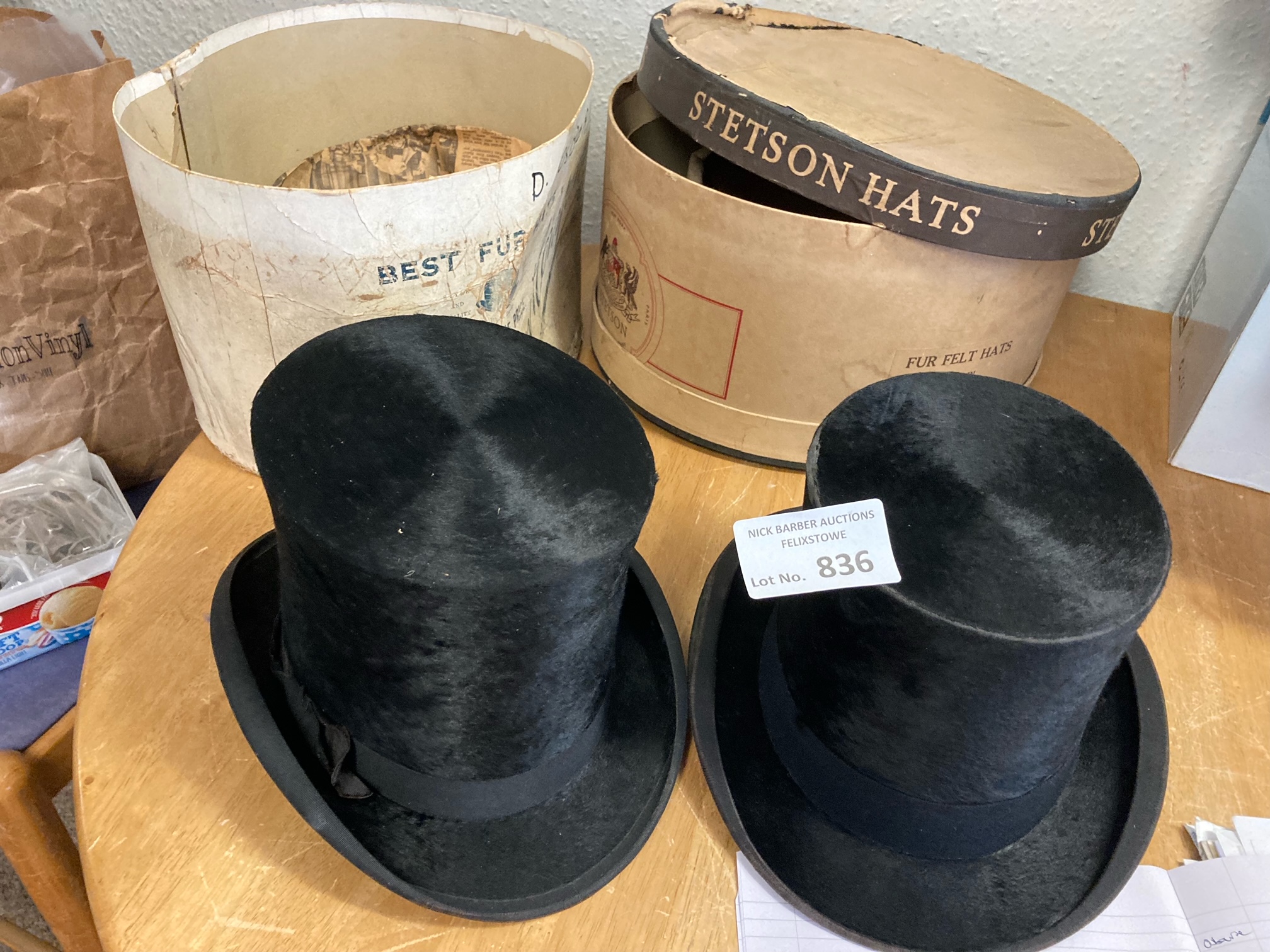 Collectables : 2 top hats within boxes - nice vint