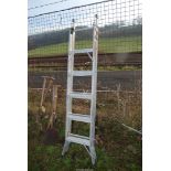 An aluminium 5 rung open out extension ladder.