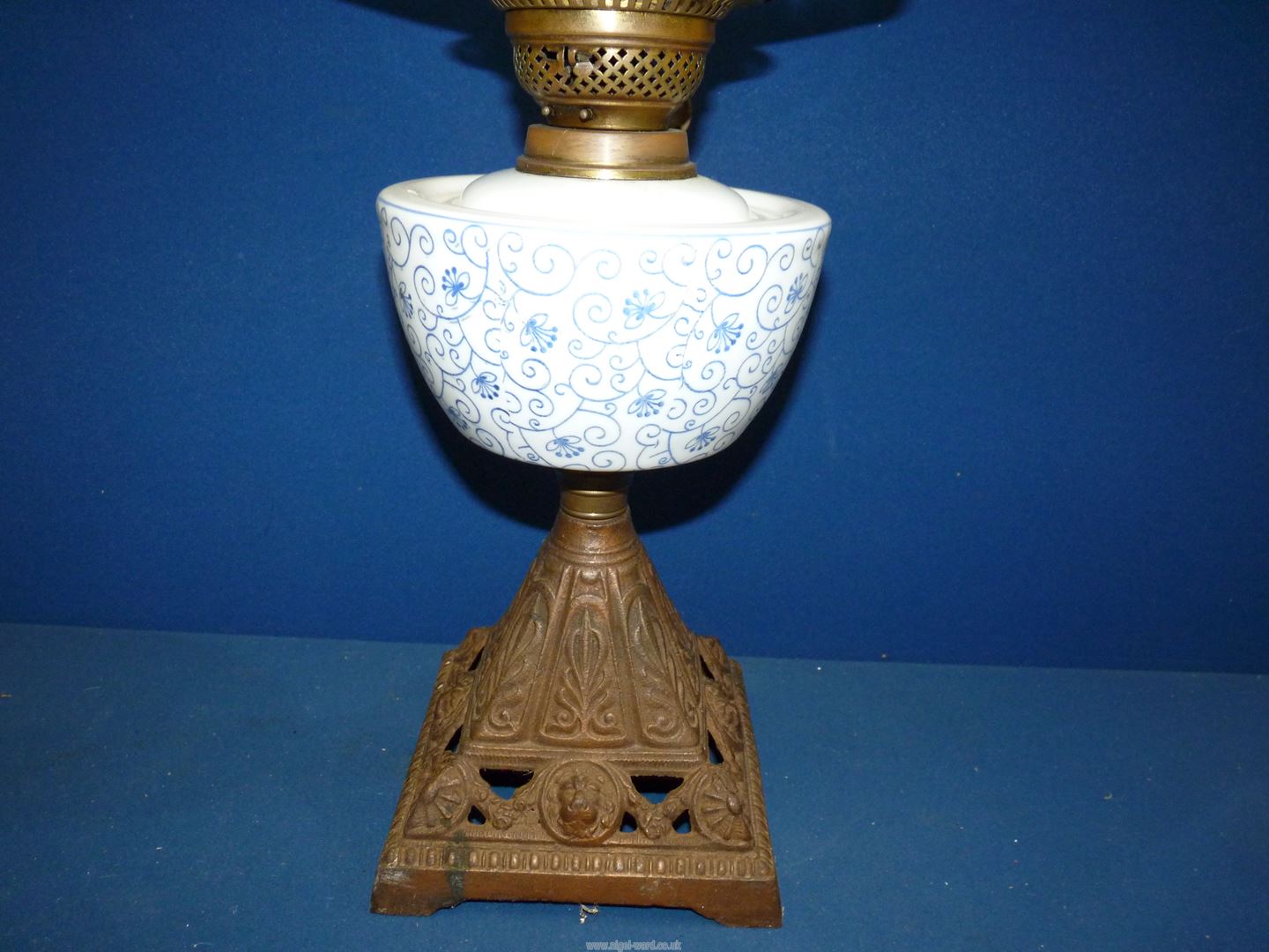 An Oil lamp having cast base, blue and white china reservoir and etched shade, plus chimney. - Image 4 of 4