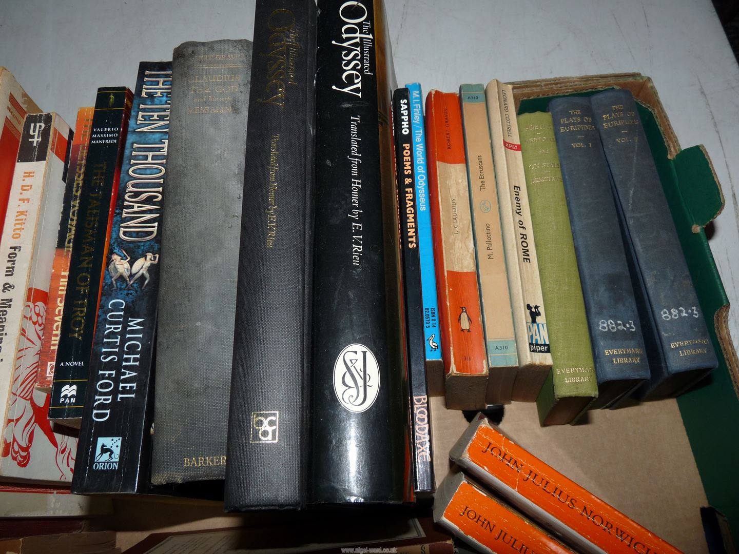 A box of books including 'A Companion to Greek Studies', 'The Tales of Troy', - Bild 3 aus 6