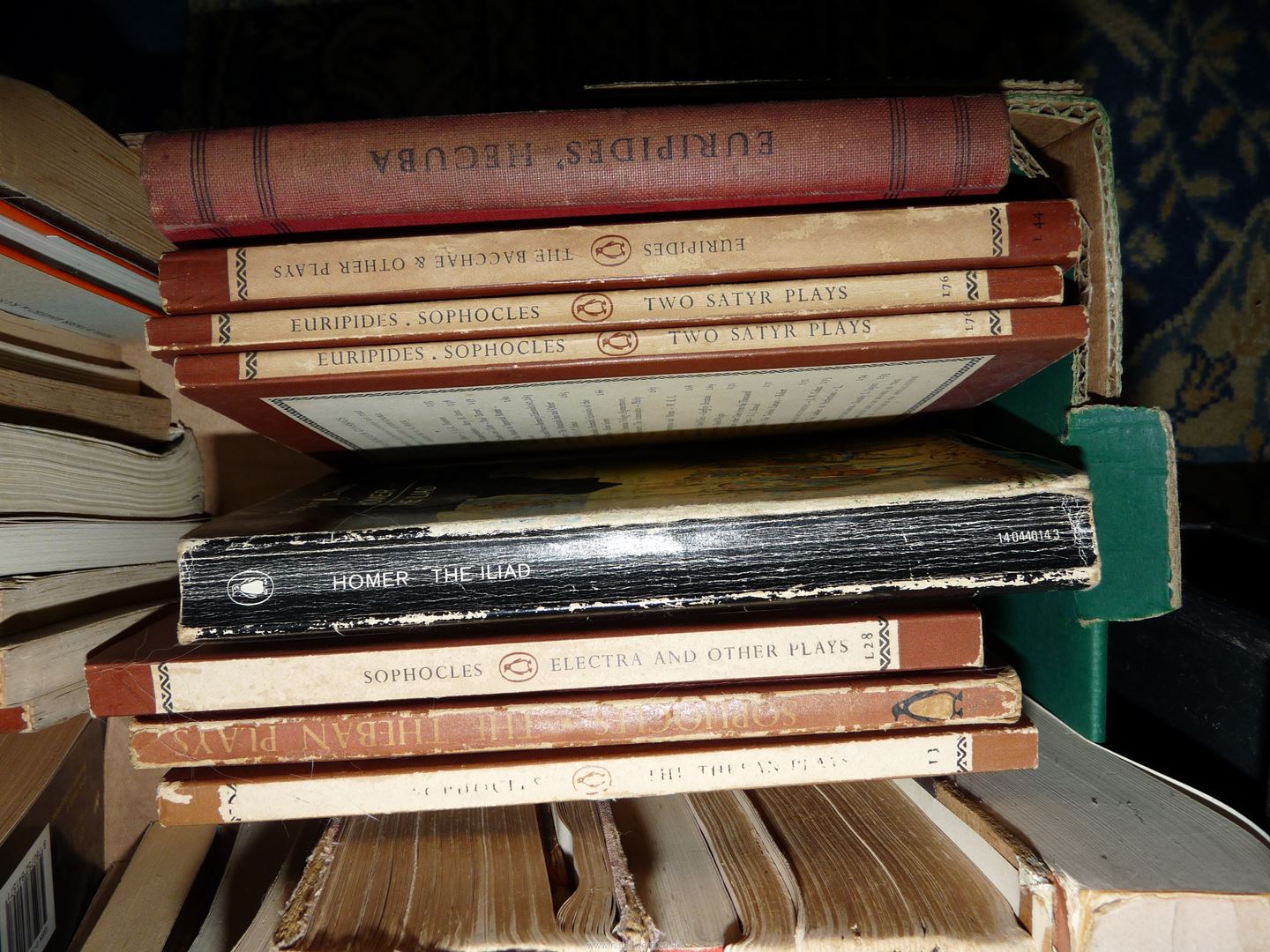 A box of books including 'A Companion to Greek Studies', 'The Tales of Troy', - Bild 6 aus 6
