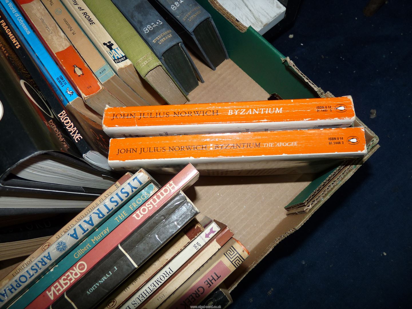 A box of books including 'A Companion to Greek Studies', 'The Tales of Troy', - Bild 4 aus 6