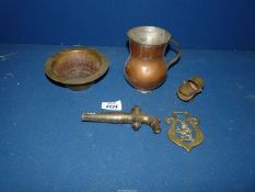 A small quantity of brass and copper including tankard, horse brass etc.