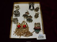 A mixed lot of owl jewellery including four pendants, gold coloured owl on chain,