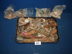 A tray of mixed Metal detecting finds from the 1980's including old pen knives, keys,