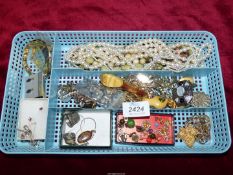 A tray of miscellaneous vintage brooches including silver, vintage beads etc.