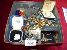 A quantity of jewellery including cufflinks, brooches, etc.