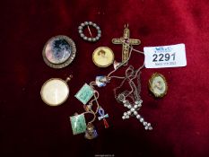 Miscellaneous vintage jewellery items including a "Ruskin" brooch,