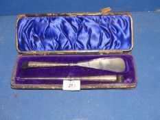 A cased set of silver handled shoe horn and button hook, Birmingham, case a/f.