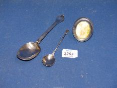 A small quantity of silver items including a small 925 stamped oval picture frame,