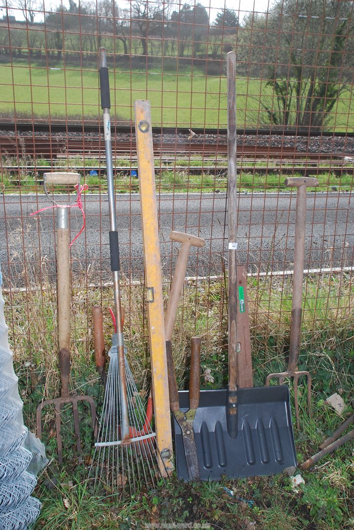 Quantity of garden tools, snow shovels, rakes, fork, etc.