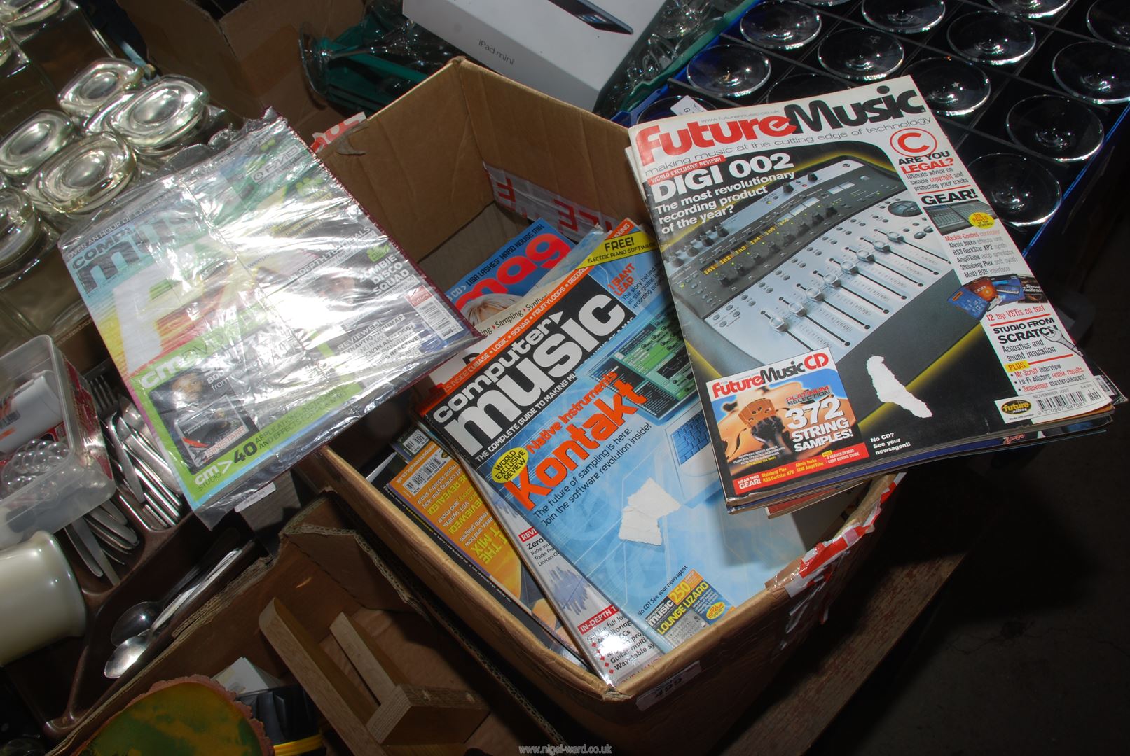 Box of miscellaneous magazines incl. music magazines.