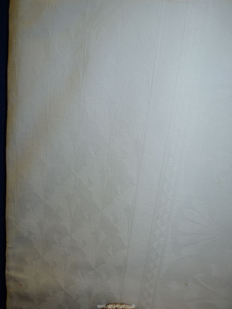 A quantity of tablecloths including; damask, plain, etc (one tablecloth with a hole), - Image 3 of 4