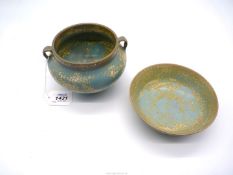 A Chinese porcelain Yangzhou bowl and handled vase with mottled effect in blue/cream.
