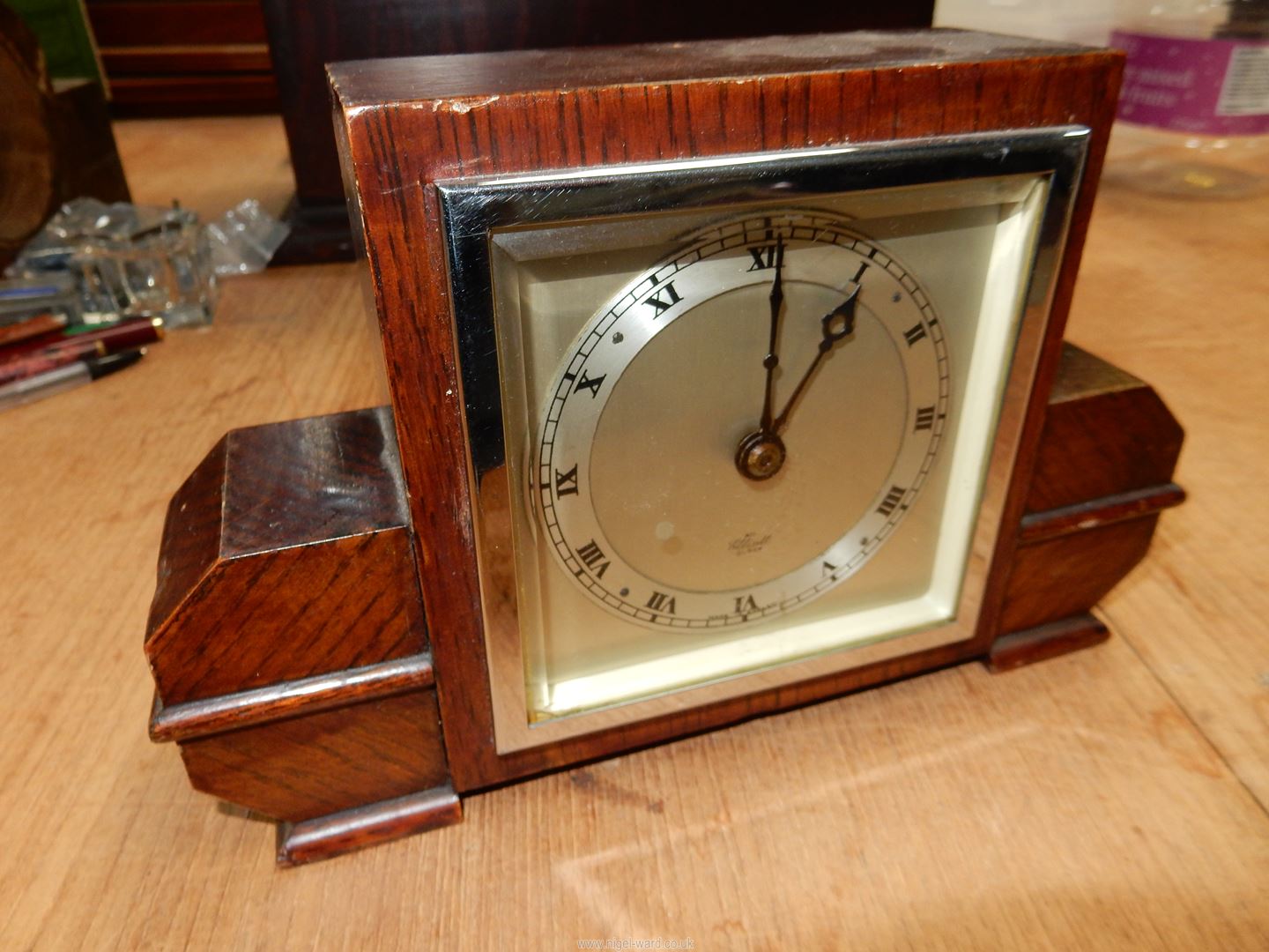 An oak cased Art Deco design square faces mantel clock having silvered chapter ring with Roman - Image 3 of 4
