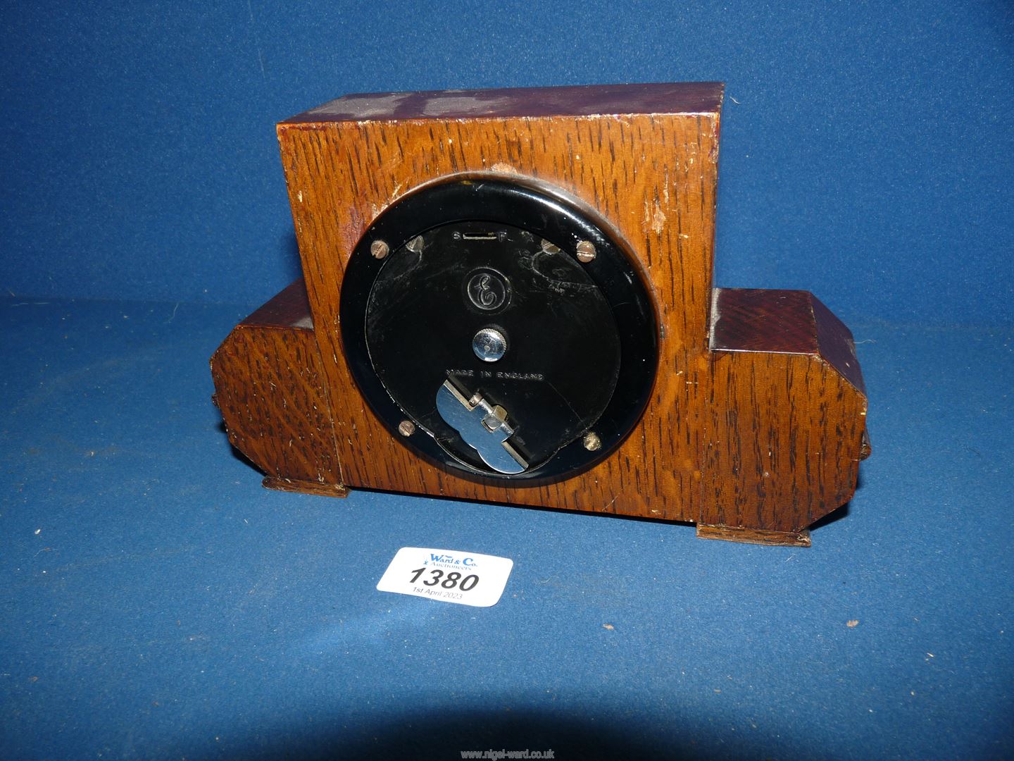 An oak cased Art Deco design square faces mantel clock having silvered chapter ring with Roman - Image 2 of 4