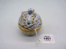 A delicate Herend reticulated trinket box in blue, white and gold, mark to base 6214/CORB G 93.
