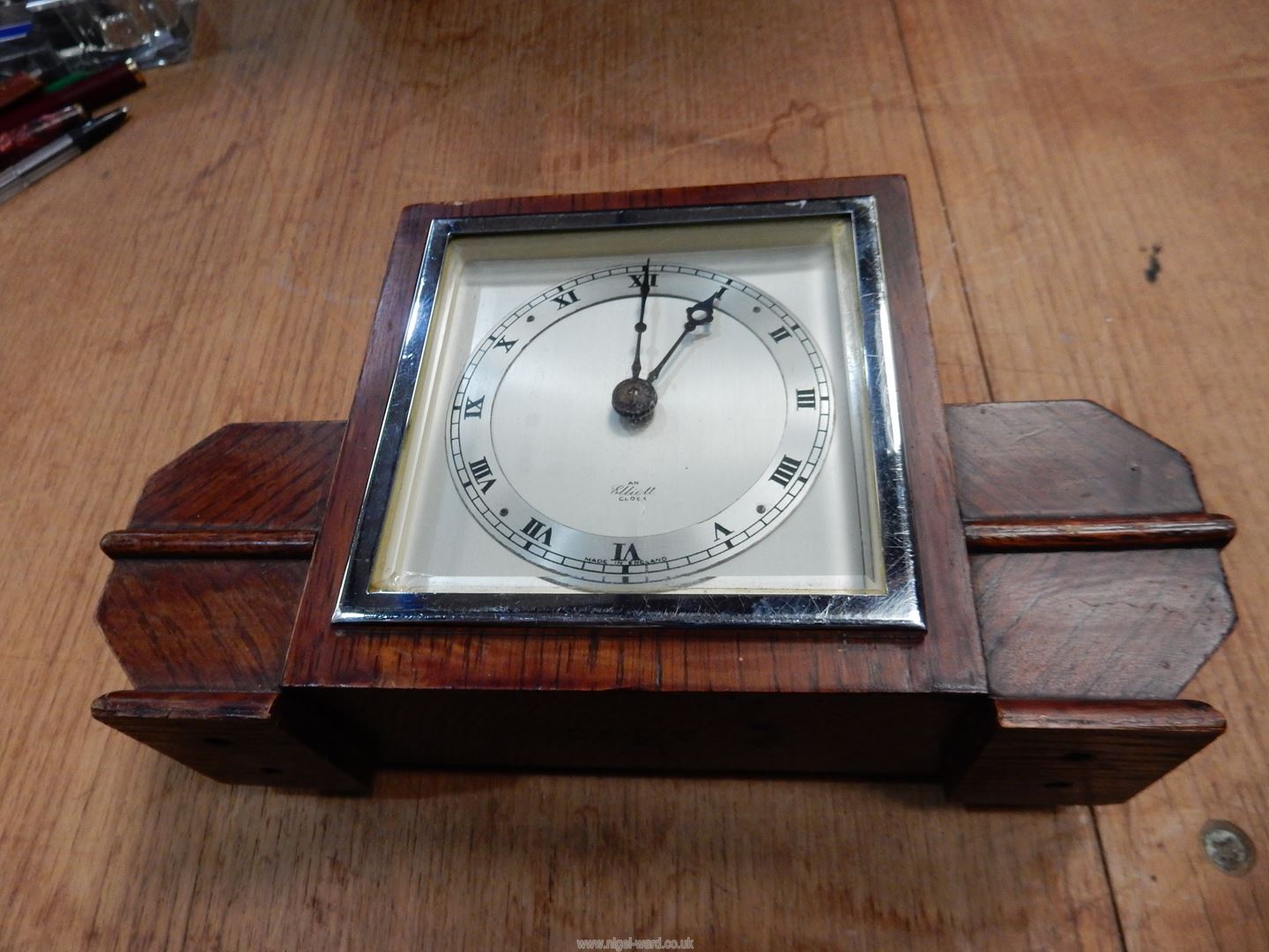 An oak cased Art Deco design square faces mantel clock having silvered chapter ring with Roman - Image 4 of 4