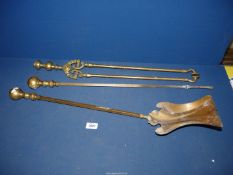 A set of antique brass fire irons to include a shovel and poker and a similar pair of tongs.