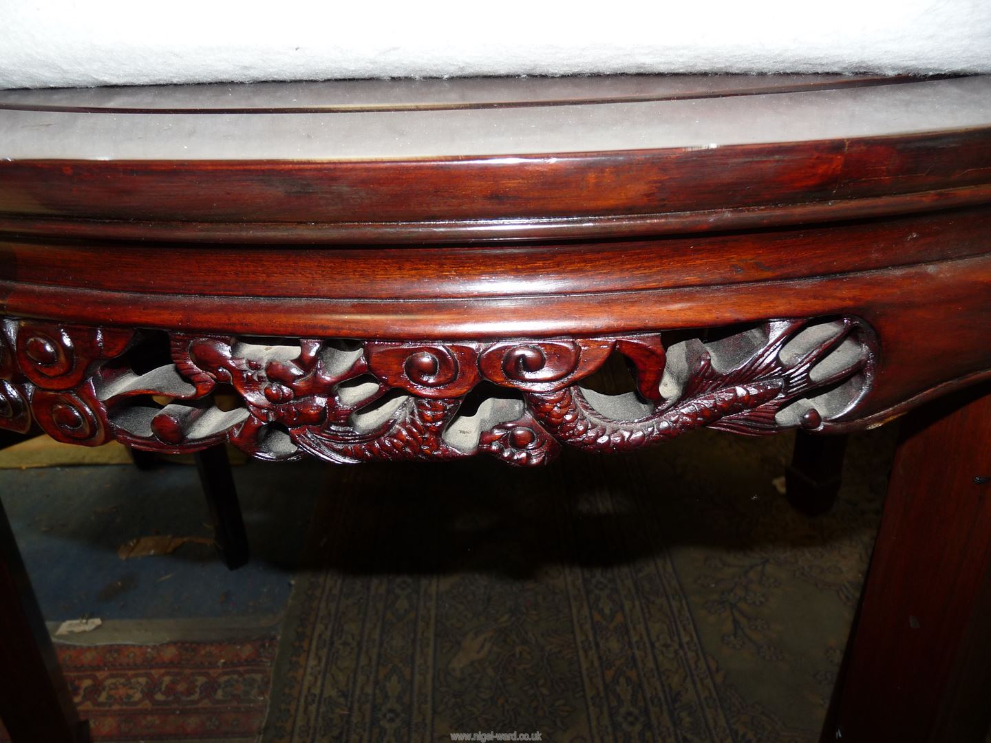 An oriental dark hardwood Chinoiserie circular Dining Table having a fretworked and carved frieze - Image 6 of 9