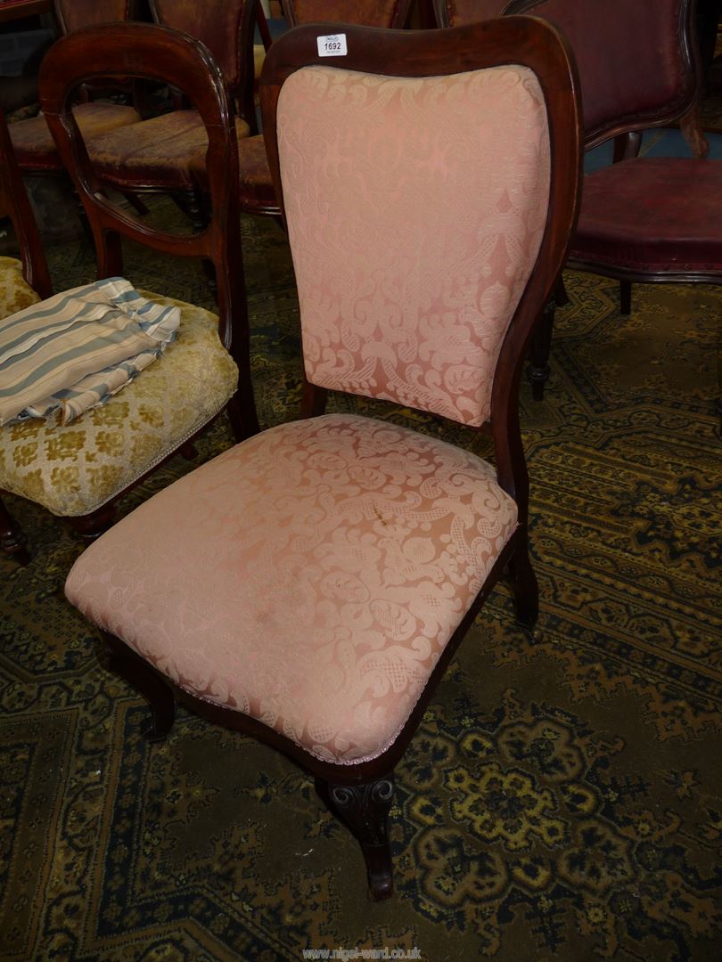 A Mahogany show framed Nursing/side Chair having cabriole front legs and upholstered in dusky pink - Image 5 of 6