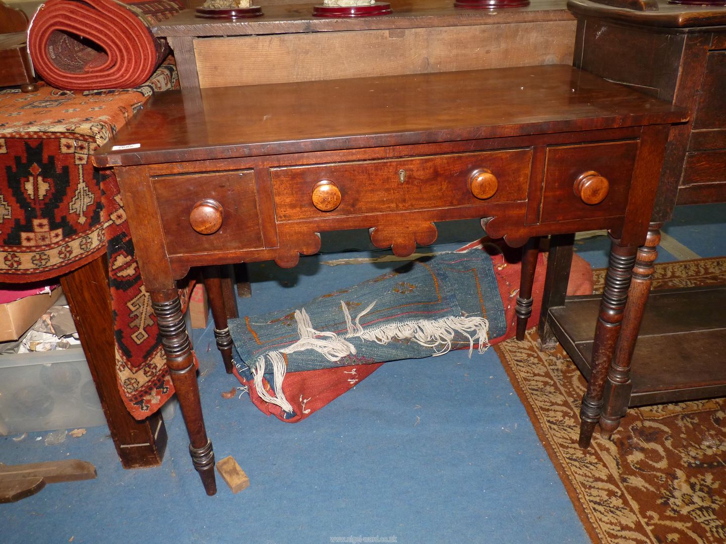 A circa 1900 cross banded topped Mahogany Lowboy/Writing Table having three frieze drawers with - Image 2 of 3