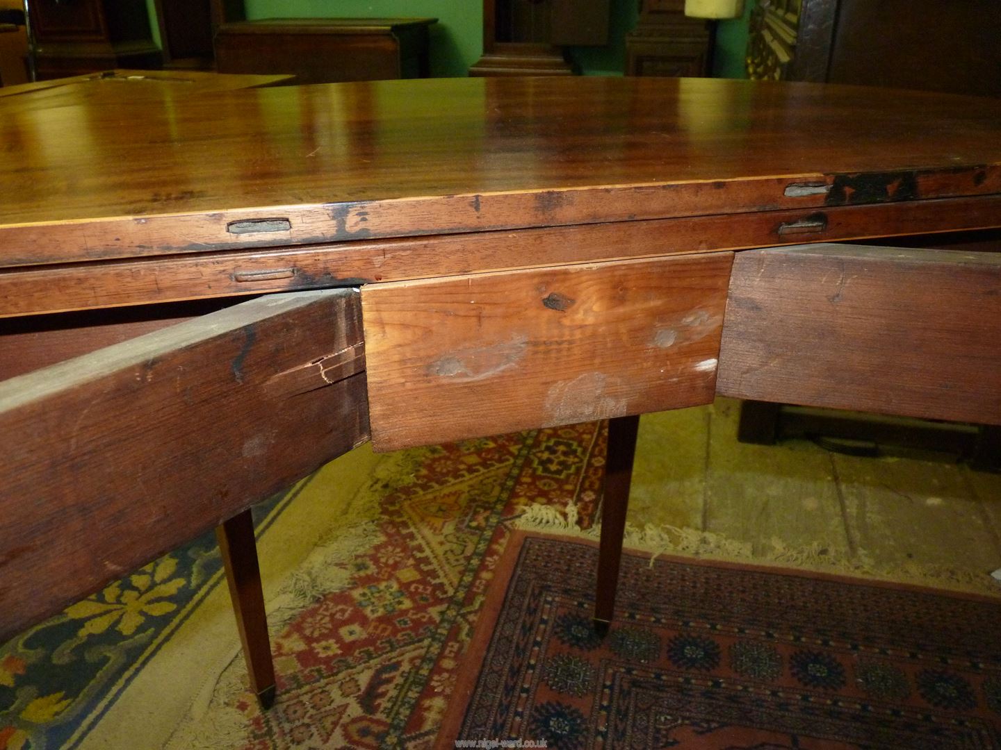 An 18th Century Georgian Mahogany double swing-leg fold-over Tea Table of high quality having - Image 5 of 7