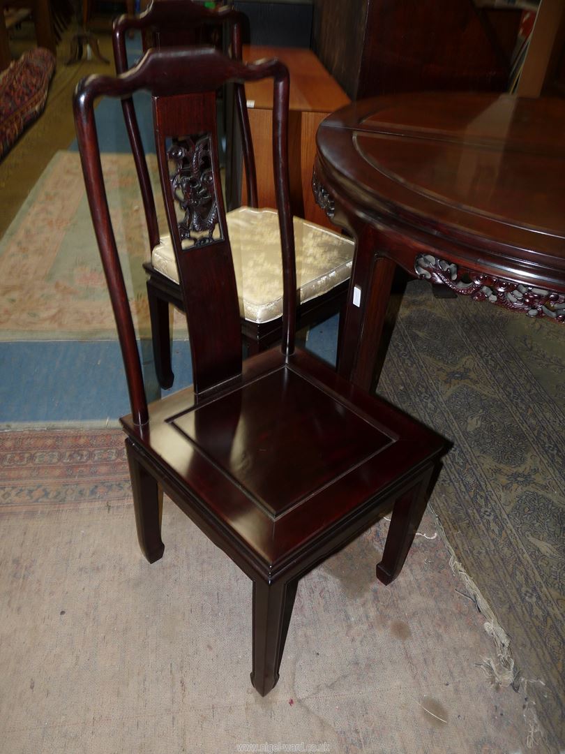 An oriental dark hardwood Chinoiserie circular Dining Table having a fretworked and carved frieze - Image 4 of 9