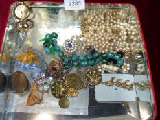 A small quantity of costume jewellery including brooches, faux pearls, rings, necklaces etc.