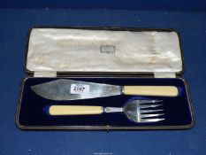 A pair of cased Silver fish Servers with bone handles, London 1911, maker A & D (Allen & Darwin),