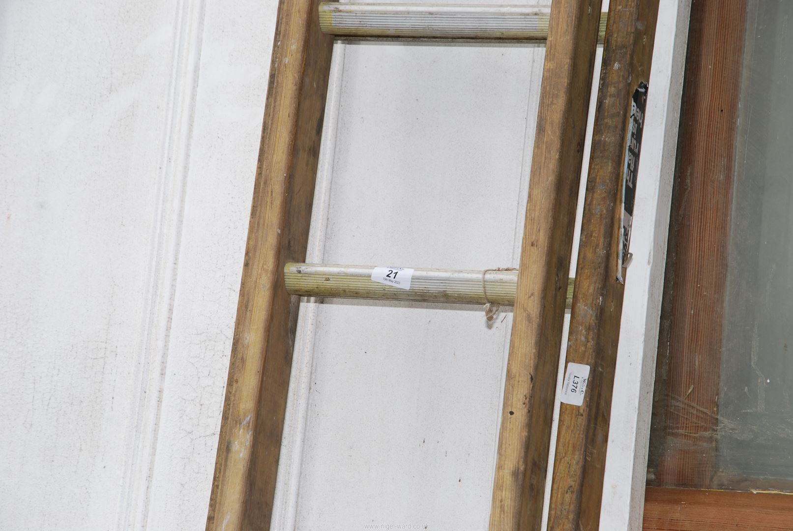 An eleven rung Aluminium and wood extending ladder. - Image 2 of 2