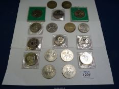 A small quantity of crowns to include; 11 Silver Jubilee,