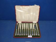 A set of 12 Elkington butter knives with silver handles, 1910, in original box a/f.