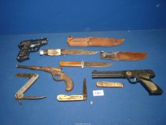 Three replica pistols, three penknives and two hunting knives in sheaths, all a/f.