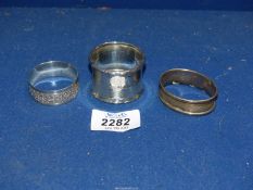 Three silver napkin rings, Birmingham 1900, 1925 and 1974, 50 grams total.