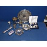 A quantity of mixed plated items including tray, small jug, toothbrush holder, soap dish,