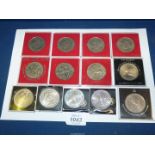 A quantity of cased commemorative Crowns including Queen Mothers 80th Birthday coin, Silver wedding,