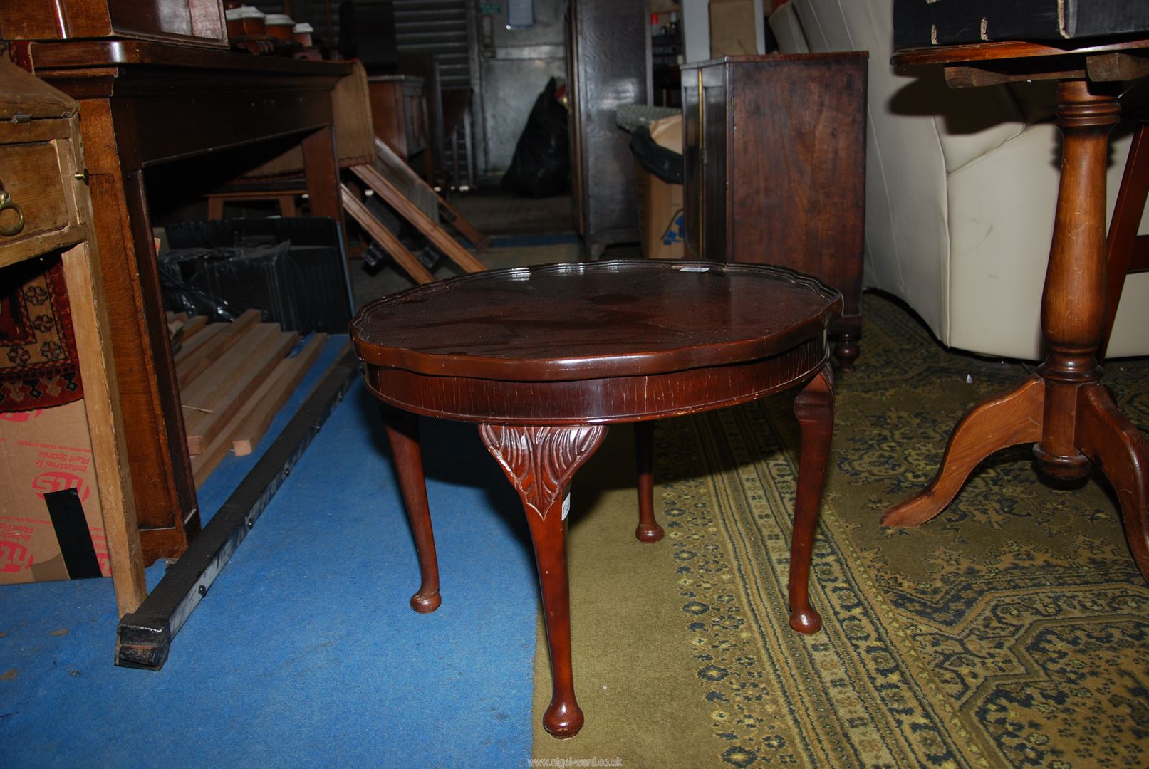 A circular Mahogany occasional Table standing on cabriole legs, 22 1/2'' diameter x 16 3/4'' high. - Image 3 of 3