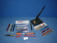 A quantity of fountain, cartridge and ballpoint pens including Parker Duofold pen, etc.