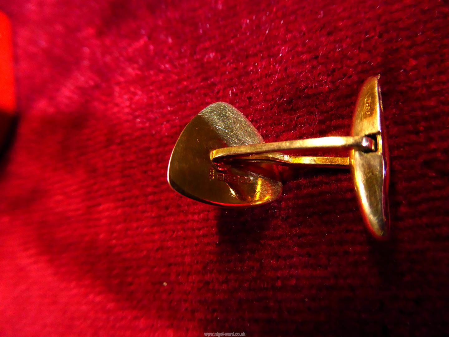 A pair of 9ct gold cufflinks with brushed finish and incised stylised leaf detail. - Image 3 of 3