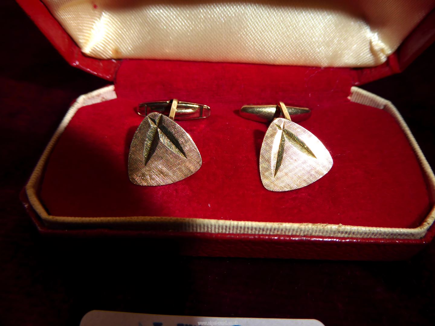 A pair of 9ct gold cufflinks with brushed finish and incised stylised leaf detail. - Image 2 of 3